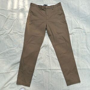 Banana Republic Men’s Mason Athletic Taper fit Khaki Chinos